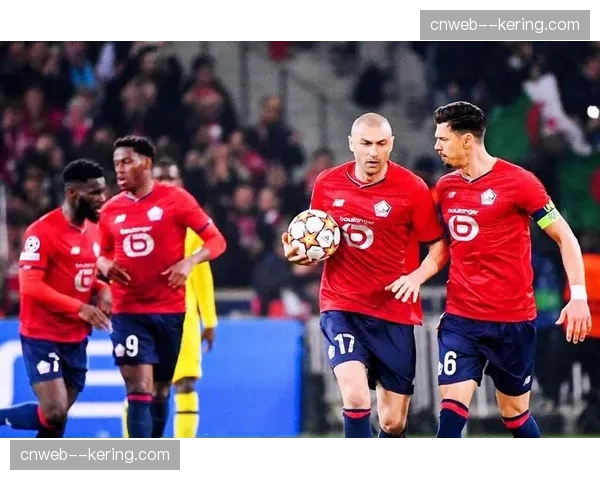 南特对阵克莱蒙比赛因球迷投掷烟雾弹中断15分钟,警方进场维持秩序 南特对阵克莱蒙比赛因球迷投掷烟雾弹中断15分钟,警方进场维持秩序