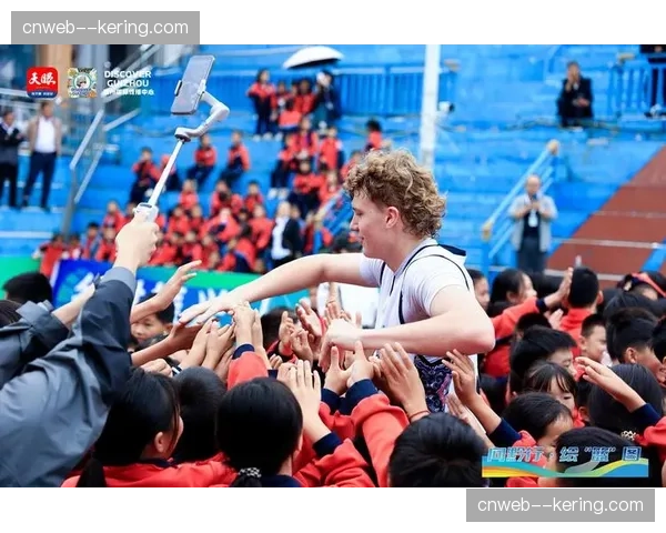 镜头记录：小球迷冲入场内与维尼修斯击掌，后被安保人员带离。