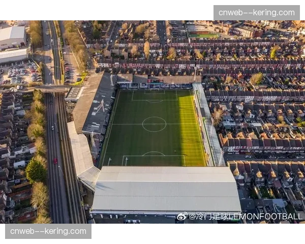 通讯:暴雨中的山谷球场,卢顿球迷高歌鼓舞保级中的球队